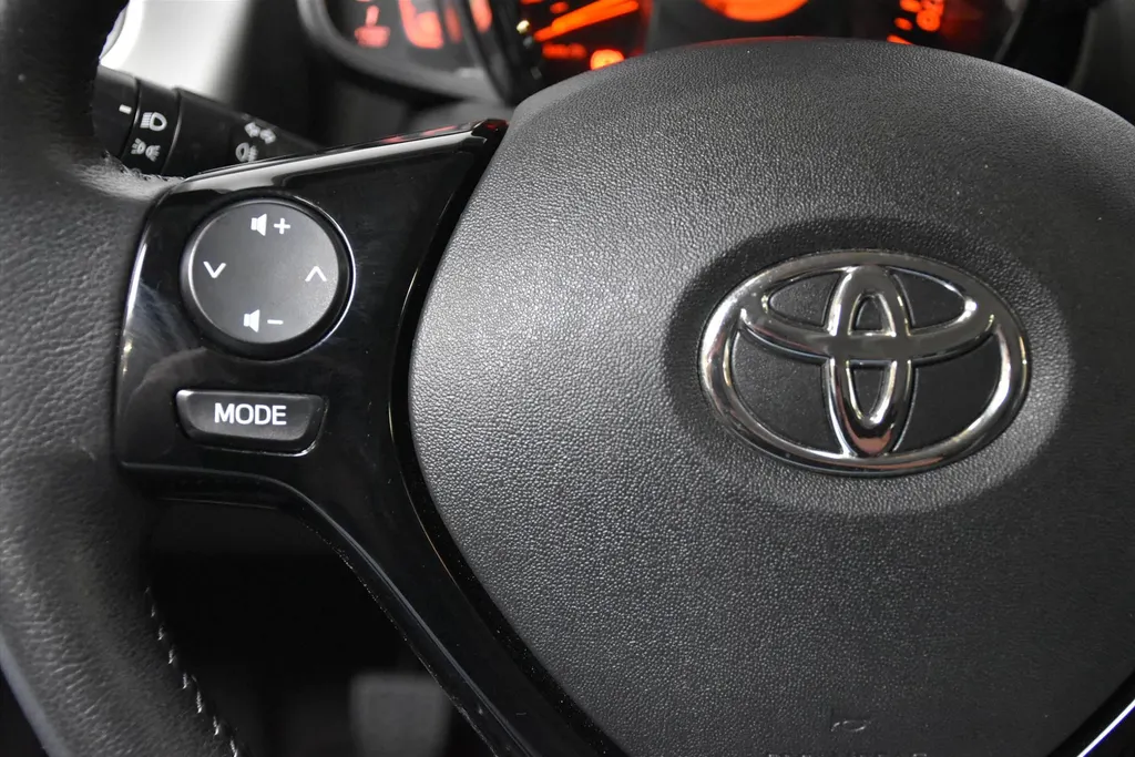 Toyota Aygo 1.0 VVT-i 69pk 5D x-play Cruise 24.000KM!