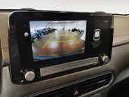 Hyundai Kona EV Fashion 64 kWh 204PK | Warmtepomp | Navigatie | Apple Carplay & Android Auto | 100% SOH | Adaptive cruise control | Climate control | Head-up display | Parkeersensoren achter |