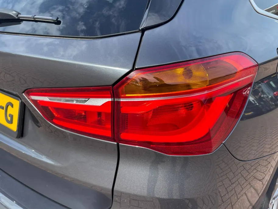 BMW X1 sDrive20i High Executive *Automaat*Navi*Camera*Schuif/kanteldak*Climate Control*Stoelverwarming*Lederen bekleding*LM. Velgen*Zeer nette auto!