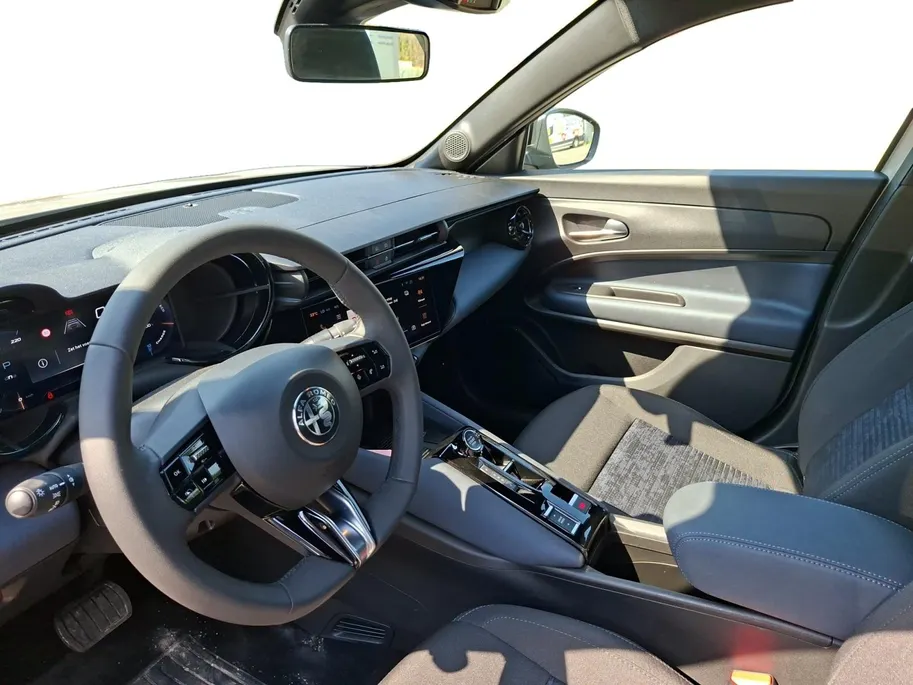 Alfa Romeo Junior Elettrica 54 kWh | 1e Eigenaar | 96% SOH | Park assist | Climate Control |Adapt. Cruise control | Apple Carplay & Android auto | Fabrieksgarantie! |