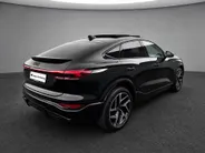 Audi Q6 e-tron Sportback S edition performance 100 kWh · Panorama dak · Trekhaak · Luchtvering · Optiekpakket zwart · Rode remzadels