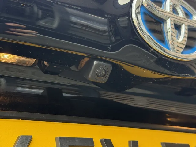 Toyota Yaris 1.5 Hybrid Executive Bi-Tone | PDC V+A | HUD