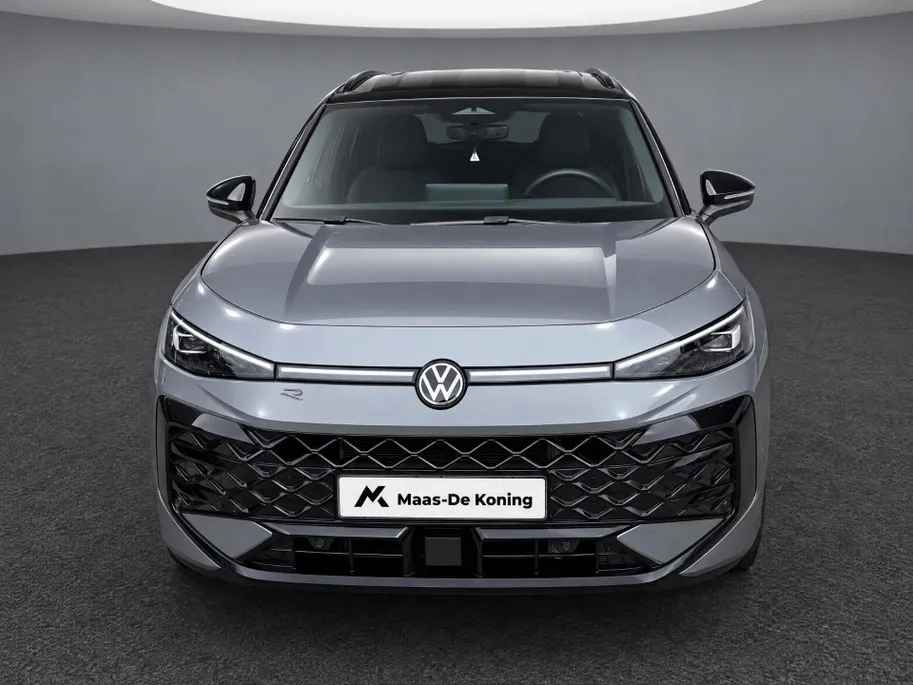 Volkswagen T-Roc 1.5 eTsi 150pk DSG R-Line First Edition · Camera · Wegklapbare Trekhaak · Stoelverwarming · Dodehoek Detectie · Elek. Achterklep · 19'' Inch · Garantie t/m 08-03-2030 of 100.000km