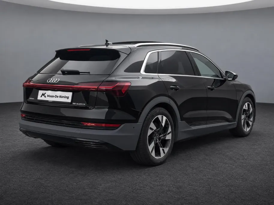 Audi e-tron 55 quattro edition 95 kWh 408pk · Panoramadak · 360 Camera · Afneembare Trekhaak · Lederen Bekleding · Elek. Stoelen + Geheugen Bestuurder ·