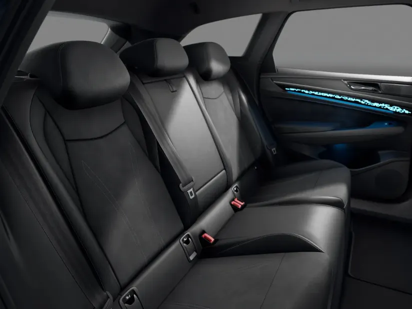 Volkswagen ID.7 Limited Edition Plus 77 kWh accu 286 PK · Achteruitrijcamera · Draadloze telefoonlader ·