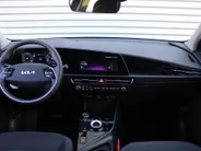 Kia Niro EV Light Edition 64.8 kWh | Camera | Cruise adapt. | Clima | 17' LM | Navi | Keyless | All season banden | 17% bijtelling |