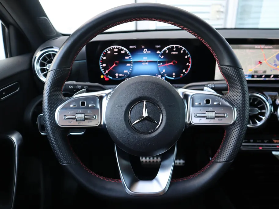 Mercedes-Benz A-Klasse 180 AMG Line l Panorama dak l Keyless entry l Achteruitrij camera l Stoelverwarming