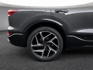 Audi Q6 e-tron Sportback S edition 306pk performance 100 kWh · Panoramadak · Luchtvering · Trekhaak · Bang & Olufsen · 360 Camera · Warmtepomp · Head-Up · Elek. Voorstoelen · 21'' Inch · 24-11-2030 of 100.000km