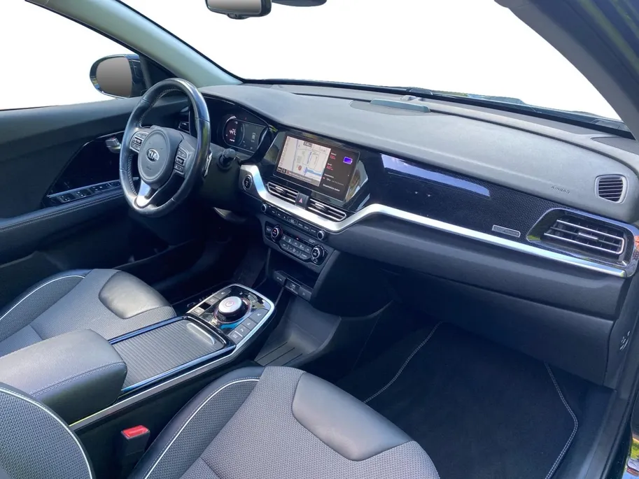 Kia e-Niro DynamicPlusLine 64 kWh Climate control | Stoel,- en stuurverwarming | Parkeercamera | Cruise control | Elek. schuif/kanteldak | 16 inch LM velgen |