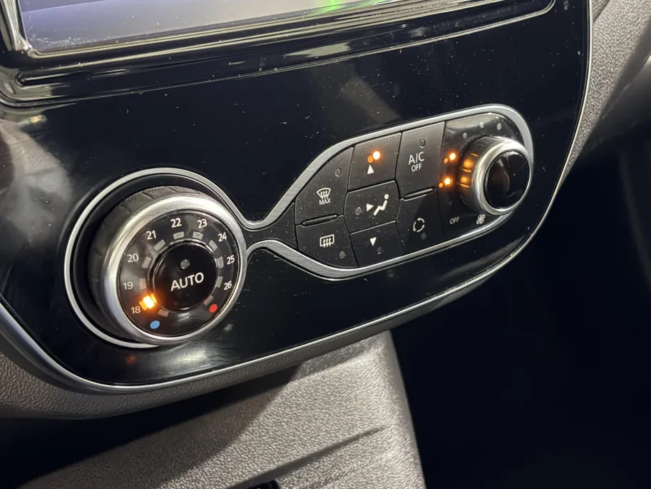 Renault Captur 120PK TCe Intens Automaat | Trekhaak | Navi | LM Velgen Hoogglans Zwart | Camera | Parkeersensoren | Full LED | Climate Control | Cruise Control | Keyless Entry | Elektrische Ramen & Spiegels | Licht & Regen Sensor |