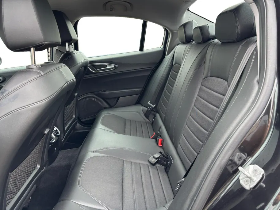 Alfa Romeo Giulia 2.0T B-Tech | 200PK | 19 INCH | AD.CRUISE | CAMERA | STOEL & STUURVERWARMING | CARPLAY |