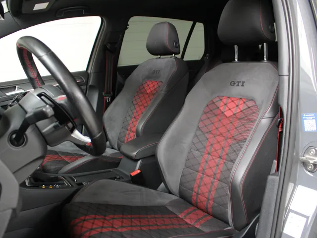Volkswagen Golf 2.0 TSI GTI TCR Panoramadak | Akrapovic | DCC | 19' Reifnitz | Active Lightning |