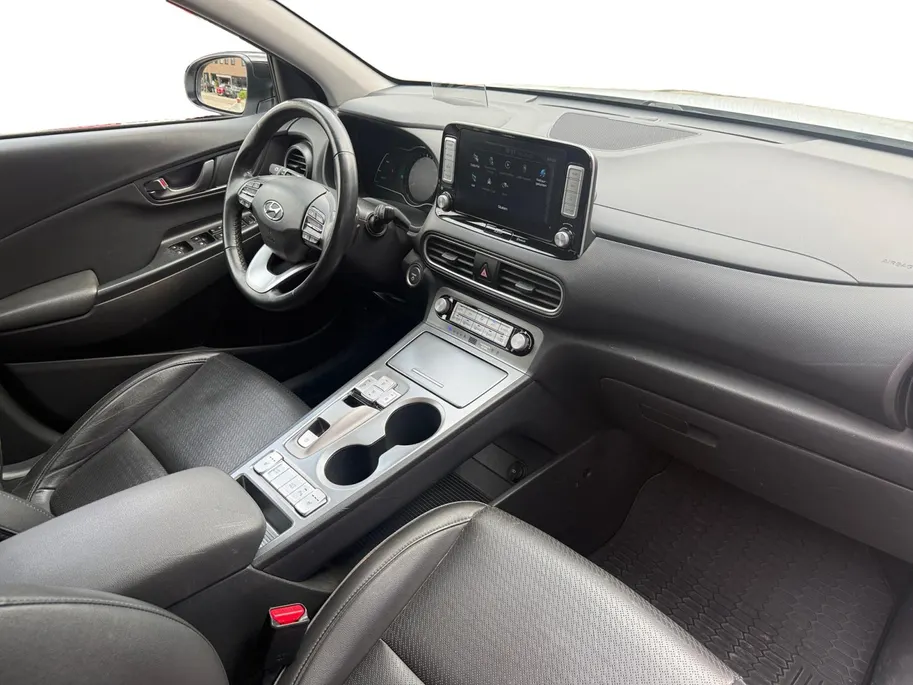 Hyundai Kona EV Premium 64 kWh | 99% SOH | Achteruitrijcamera | Head Up Display | Dodehoek Detectie | Lederen Bekleding | Climate Control |