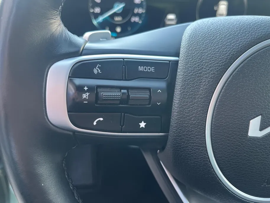 Kia Sportage 1.6 T-GDi MHEV GT-Line | 1510 kg trekgewicht | Glazen schuif-/kanteldak | Elektrisch verstelbare stoelen | Dodehoekassistentie | Stoel- en stuurverwarming | Achteruitrijcamera | Parkeersensoren voor- en achter | Apple/Android Carplay
