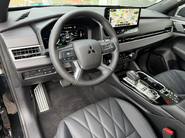 Mitsubishi Outlander 2.4 PHEV Black Edition | NIEUW | Leder | Panoramdak | App Connect | Keyless | Head-Up