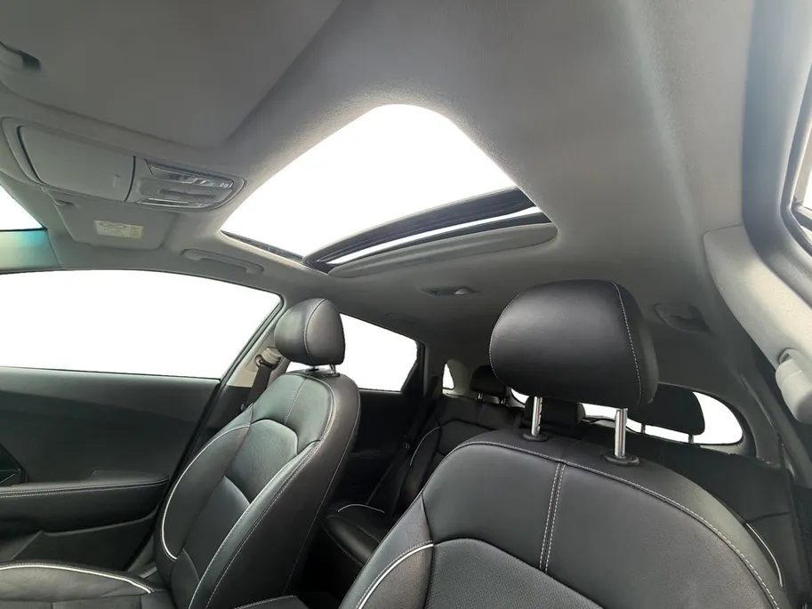 Kia e-Niro ExecutiveLine 64 kWh | LEDER | CAMERA | JBL | STOELVERWARMING/ VENTILATIE | PARKEERSENSOR |