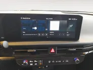 Kia EV6 Light Edition 63 kWh Nieuw model | Navi | Stoelverwarming vόόr en stuurwielverwarming | Achteruitrijcamera | Fabrieksgarantie t/m 30-4-2032 + 3x 1 jaar* | NAP