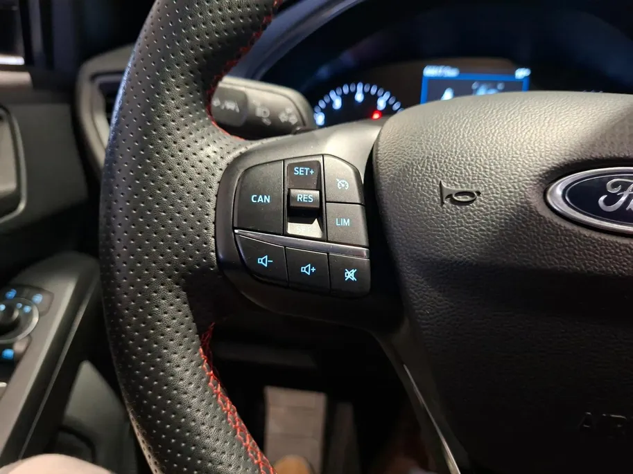 Ford Focus Wagon 1.0 EcoBoost Hybrid St-Line 125pk automaat | 1500 kg Aanhanggewicht | Navigatie | Cruise control | All season banden