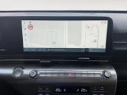 Hyundai Kona 1.6 GDI HEV Premium Sky | Schuif-/kantel dak | Navigatie | Apple Carplay/ Android Auto | Stoelventilatie | Stuur/ Stoelverwarming |