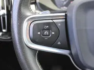 Volvo XC40 2.0 T4 R-Design | Keyless | HK Audio | Adap. Cruise | PDC | Elek. Trekhaak | 19' Velgen | Elek. Kofferklep | Camera | Stoelverwarming |