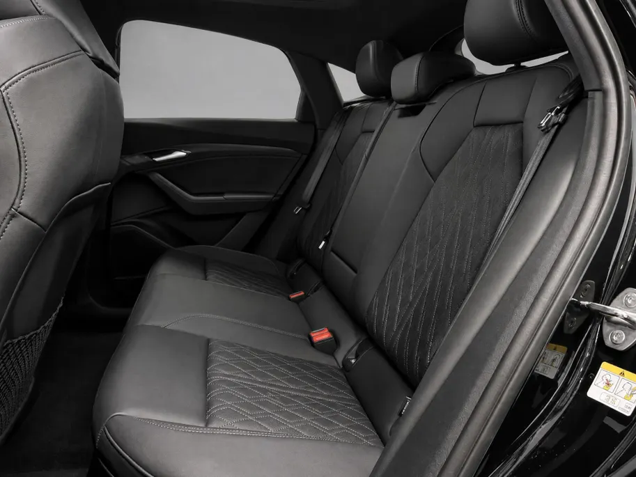 Audi Q6 e-tron S edition Quattro 100 kWh 387pk · SOH 97,1% · Panoramadak · 360 Camera · Wegklapbare Trekhaak · Elek. Voorstoelen · Kuipsport stoel · 20'' Inch · Garantie t/m 23-04-2030 of 100.000km