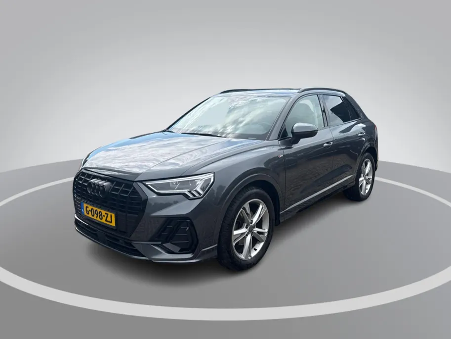 Audi Q3 35TFSI 110KW/150PK S-Line · Camera · Trekhaak · Panoramadak · Stoelverwarming · Apple/Android Car Play ·