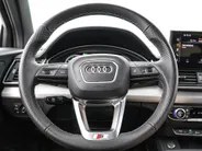 Audi Q5 Sportback 50 TFSIe 299pk S edition Competition · Camera · Inklap. Trekhaak · Matrix LED · Dodehoeksensor · Stuur- & Stoelverwarming · Elektrische stoelverstelling · Apple/Android Car Play · Garantie t/m 24-06-2030 of 100.000km