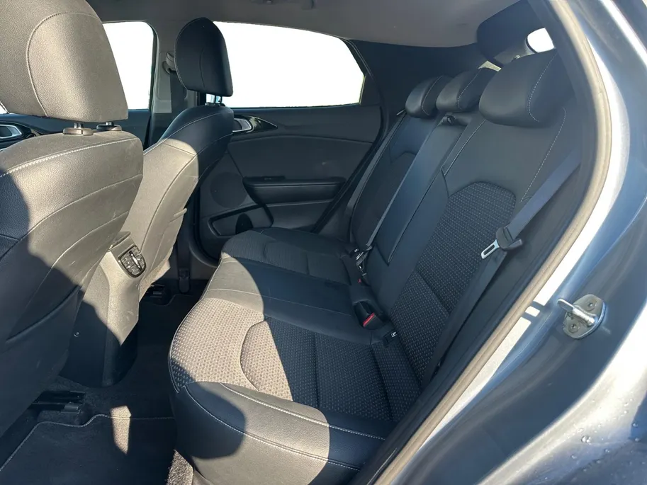 Kia XCeed 1.5 T-GDI MHEV DynamicPlusLine Automaat | 1e Eigenaar | Dealer Onderhouden | Camera | Stoel- & Stuurverwarming | Trekhaak | 2-Zone Climate Control | Navigatie | Fabrieksgarantie t/m 2-4-2028 +3x 1 jaar* | NAP