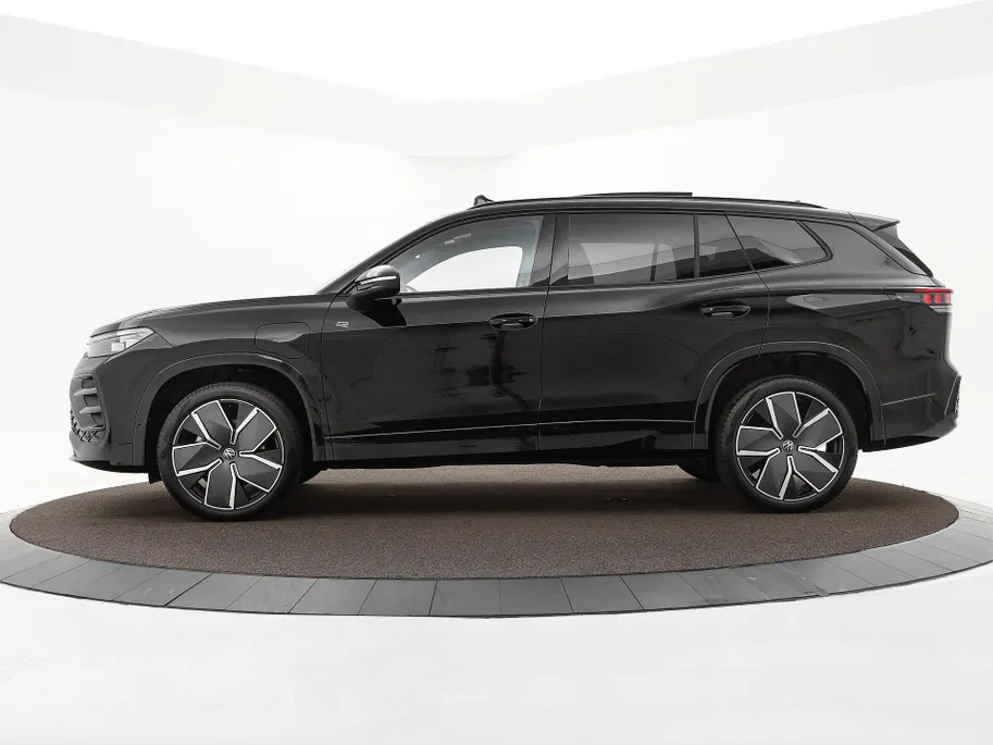 Volkswagen Tayron 1.5 272pk DSG eHybrid R-Line Edition · Panoramadak · 360 Camera · Wegklapbare Trekhaak · Black Style · 20'' Inch · Garantie t/m 17-11-2029 of 100.000km
