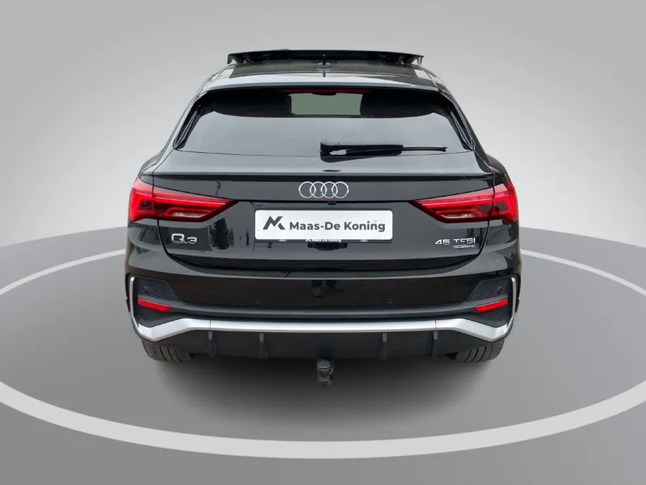 Audi Q3 Sportback 45 TFSI quattro 230pk S Edition · Panoramadak · Trekhaak · Apple/Android Car Play · Camera · Stoelverwarming · Adaptive Cruise Control ·