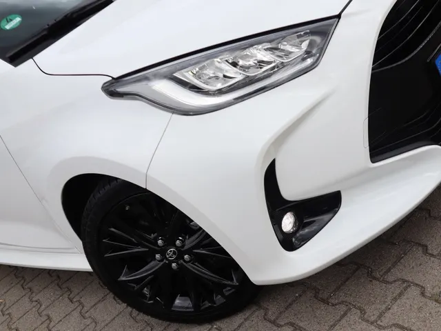 Toyota Yaris 1.5 Hybrid Dynamic Limited | Stoelverwarming | Keyless | 17 inch | All Seasons
