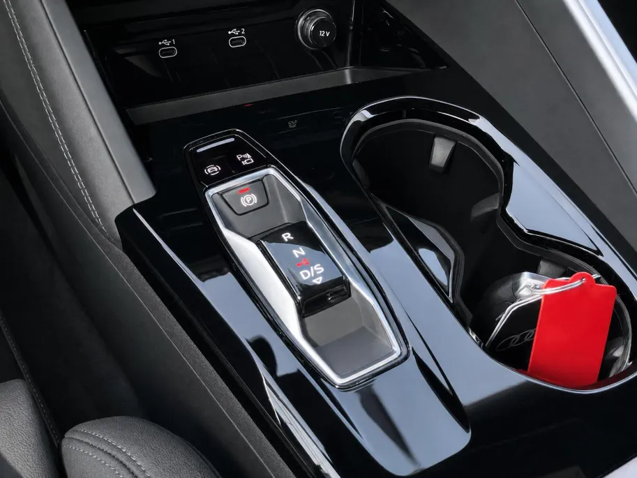 Audi Q5 2.0TFSIe-hybrid 220kW/299PK quattro S Line · Panoramadak · Trekhaak · 360°Camera + Parkeersensoren · Leder · Garantie t/m 17-05-2030 of 120000km.