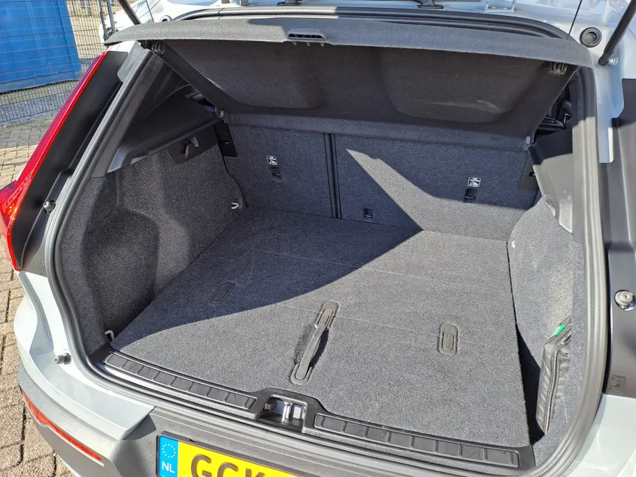 Volvo XC40 2.0 B3 Essential AUTOMAAT | Stuurverwarming | Stoelverwarming | Adaptieve Cruise | Apple Carplay/Android Auto