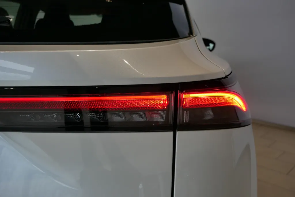 Nissan ARIYA Limited Edition 66 kWh *afneembare trekhaak*Achteruitrijcamera*Navigatie*Apple carplay& Androidauto*Parkeersensorenvoor en achter*Adaptive cruisecontrole*I-key*
