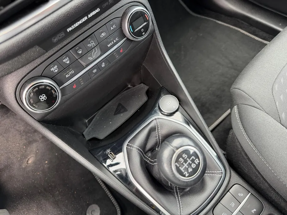 Ford Fiesta 1.0 EcoBoost Titanium | Stoel/Stuur en voorruit verwarming | Navigatie | Apple Carplay | Android Auto | Achteruitrijcamera | All Season Banden |