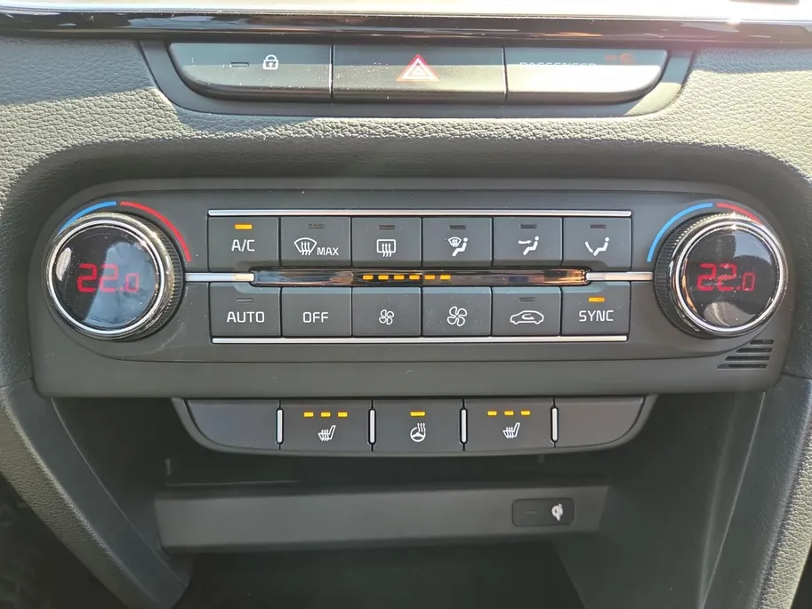 Kia Ceed 1.5 T-GDi GT-PlusLine Automaat | 140 PK | Schuif-kanteldak | JBL | Elektr. verstelbare bestuurdersstoel met geheugenfunctie |  18' lichtmetalen velgen | Dodehoek detectie  | Metallic lak | Fabrieksgarantie t/m 8-4-2032 + 3x 1 jaar*  | NAP