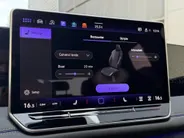 Volkswagen Tiguan 1.5 eTSI R-Line Business | Elektrisch wegklapbare trekhaak | Stoelmassage | Elektrisch bedienbare achterklep | Achteruitrijcamera | Parkeersensoren voor- en achter | Navi | Adaptive cruise control | Sportstoelen