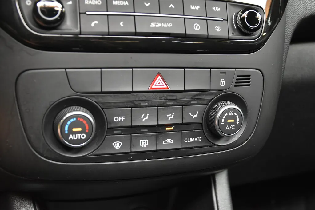 Kia Venga 1.4 CVVT 90pk Summer Edition Navigatie, Panoramadak, Trekhaak.