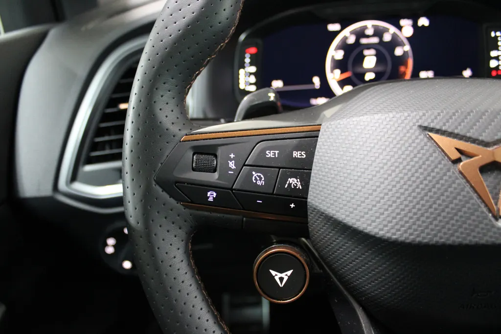 CUPRA Ateca 2.0 TSI 4DRIVE Limited Edition / Akrapovič / Pano. / Brembo / 360 Camera /
