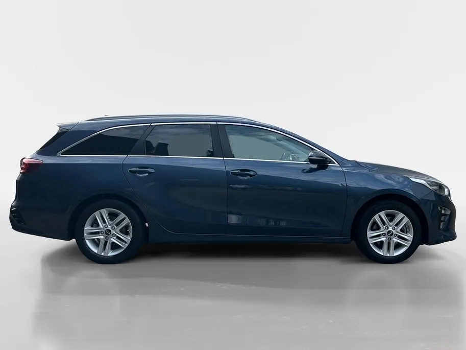 Kia Ceed Sportswagon 1.0 T-GDi DynamicPlusLine | Apple Carplay / Android Auto | Navigatiesyteem | Parkeersensoren + Camera Achter | Licht + Regensensor | Stoel + Stuurverwarming | Cruise Control | Climate Control | Rijstrooksensor + Correctie |