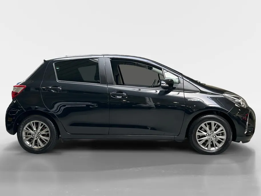 Toyota Yaris 1.5 Hybrid Dynamic | Apple Carplay / Android Auto | Parkeersensoren Voor | Parkeercamera Achter | Lichtsensor + Regensensor | Cruise Control | Rijstrooksensor | 15'Lichtmetalen Velgen