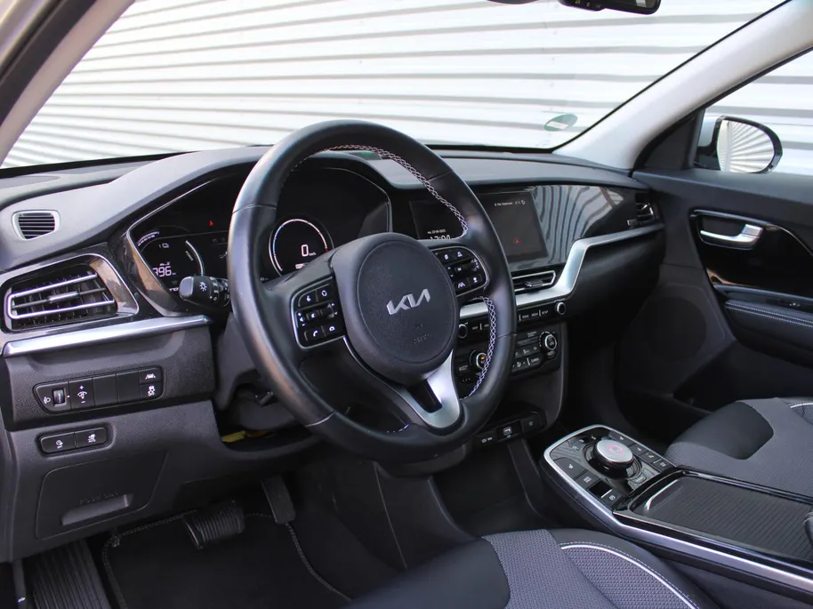 Kia e-Niro DynamicPlusLine 64 kWh | Schuif-/kantel dak | Cruise adapt.| Navi | 17' LM | Stuur-/stoelverwarming | Camera | Clima |