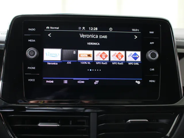 Volkswagen T-Roc 1.5 TSI R-Line DSG Automaat Blackstyle Navigatie | Climate Control | El. Achterklep | Camera | 4-Seizoenen banden