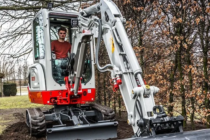 Een tuin met daarin de Takeuchi TB225