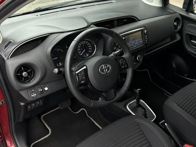 Toyota Yaris 1.5 Hybrid Dynamic | All Seasons | Stoelverwarming