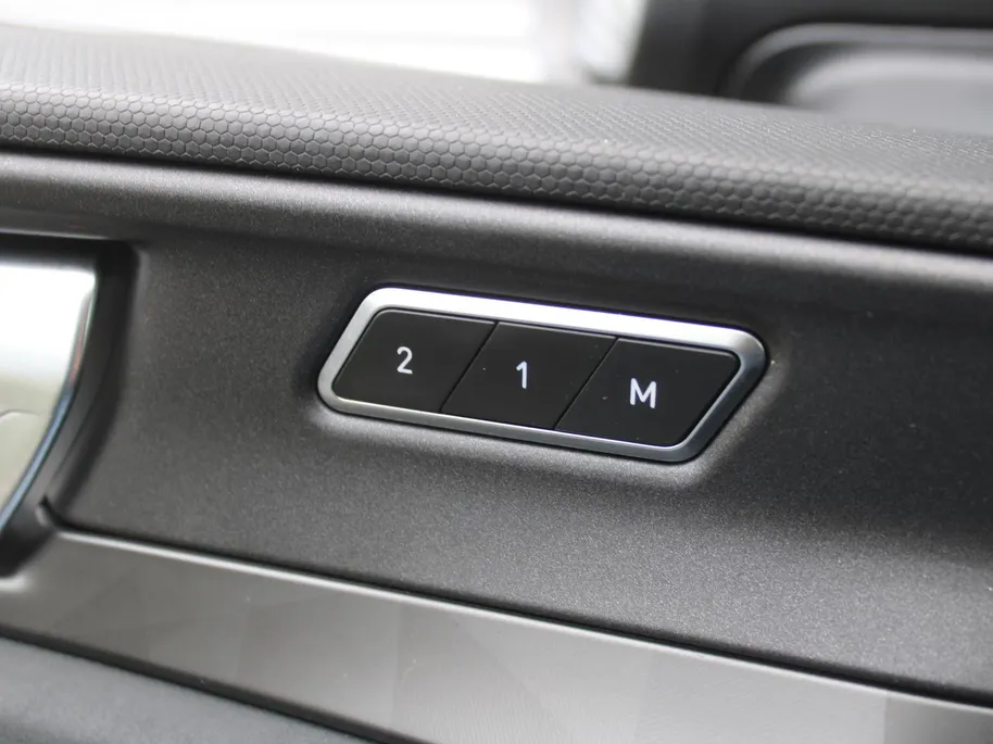 Lynk & Co 01 1.5 | PHEV | Trekhaak | Stoelverwarming | Elek. stoelverstelling + achterklep | Pano dak | Dodehoek detectie | Camera | 20' LM | HK Audio |