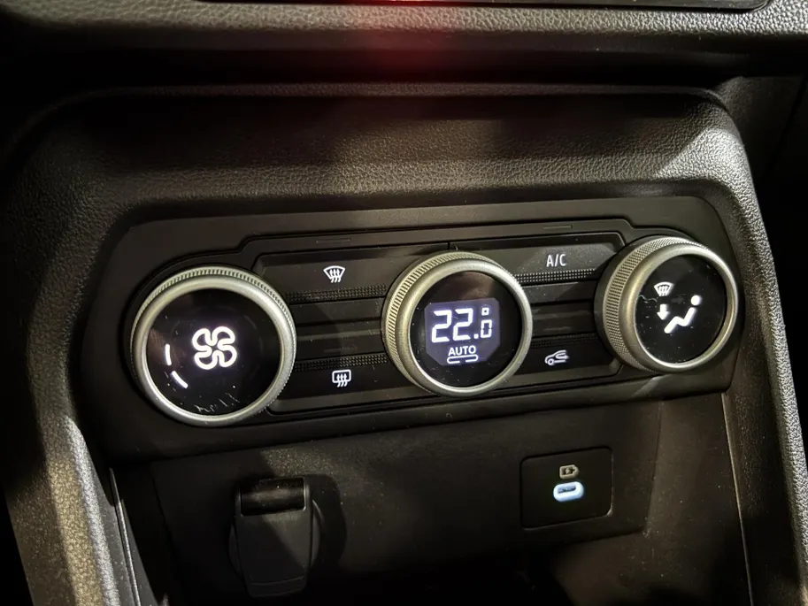 Dacia Sandero 90PK TCe Journey | Camera | Armsteun | Climate Control | Parkeersensoren | Apple CarPlay/Android Auto | Licht & Regen Sensor | Cruise Control | Lichtmetalen Velgen | Full LED |
