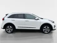 Kia e-Niro ExecutiveLine 64 kWh | SOH 100% | Warmtepomp | Navigatie | Adaptive cruise control | Climate control | Apple Carplay & Android Auto | Achteruitrijcamera | Stoel- stuurverwarming |