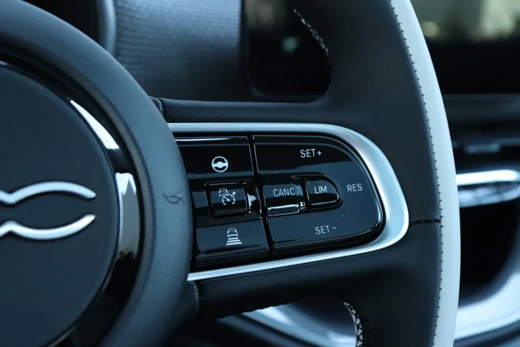 Fiat 500e La Prima by Bocelli 42 kWh | JBL | Winter | Camera | 17′