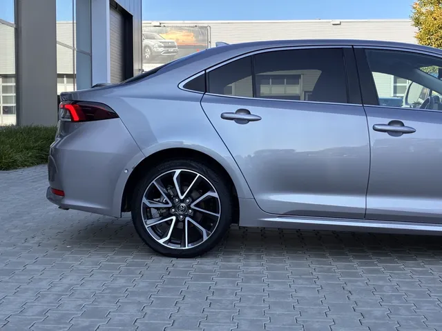 Toyota Corolla 1.8 Hybrid Executive | Leer | All Seasons